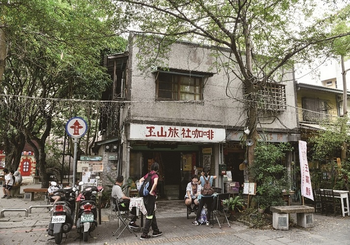 玉山旅社為北門車站前六連棟街屋之一，見證阿里山林業曾有的繁華。